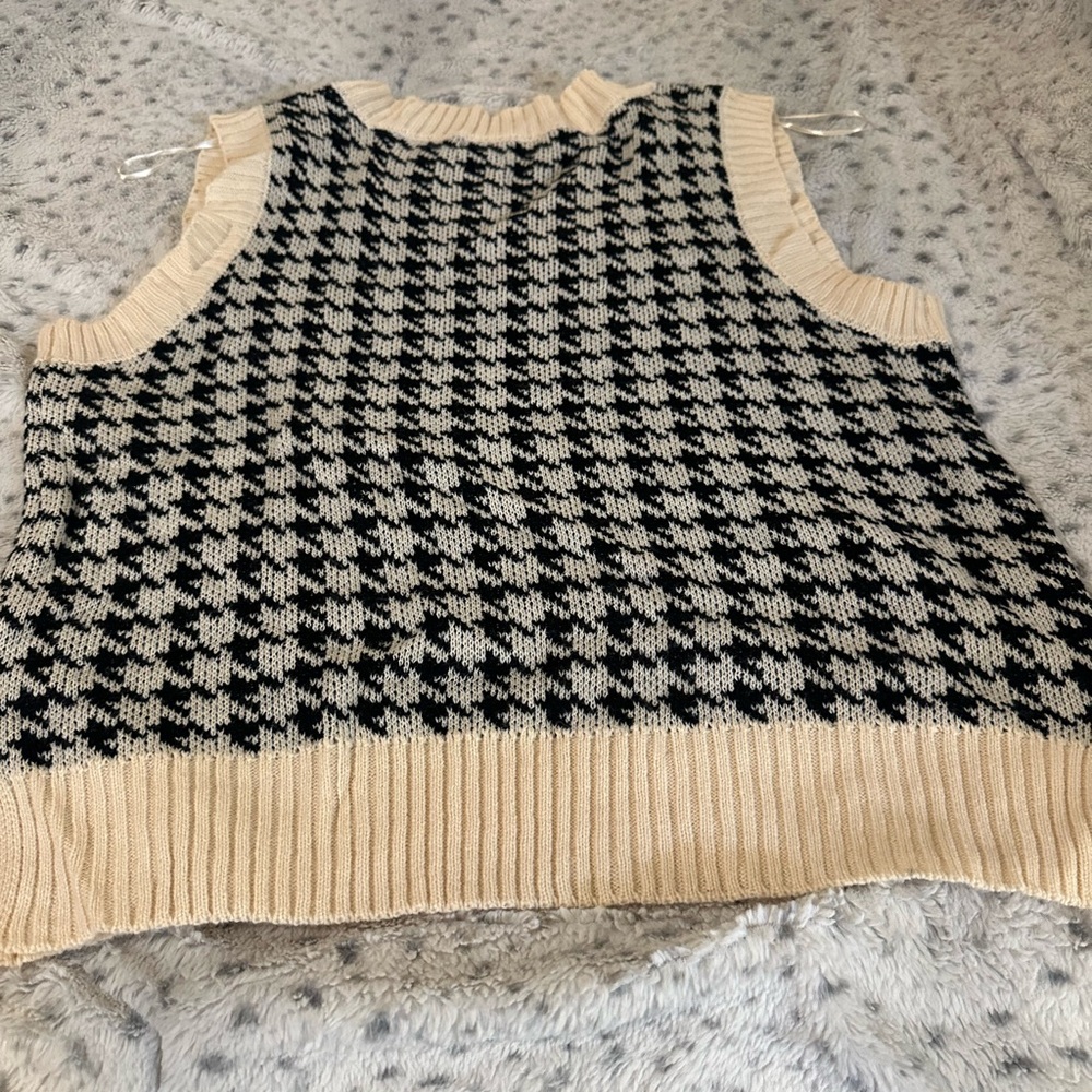 Elegant Houndstooth V-Neck Sweater Vest - Picture 3 of 3